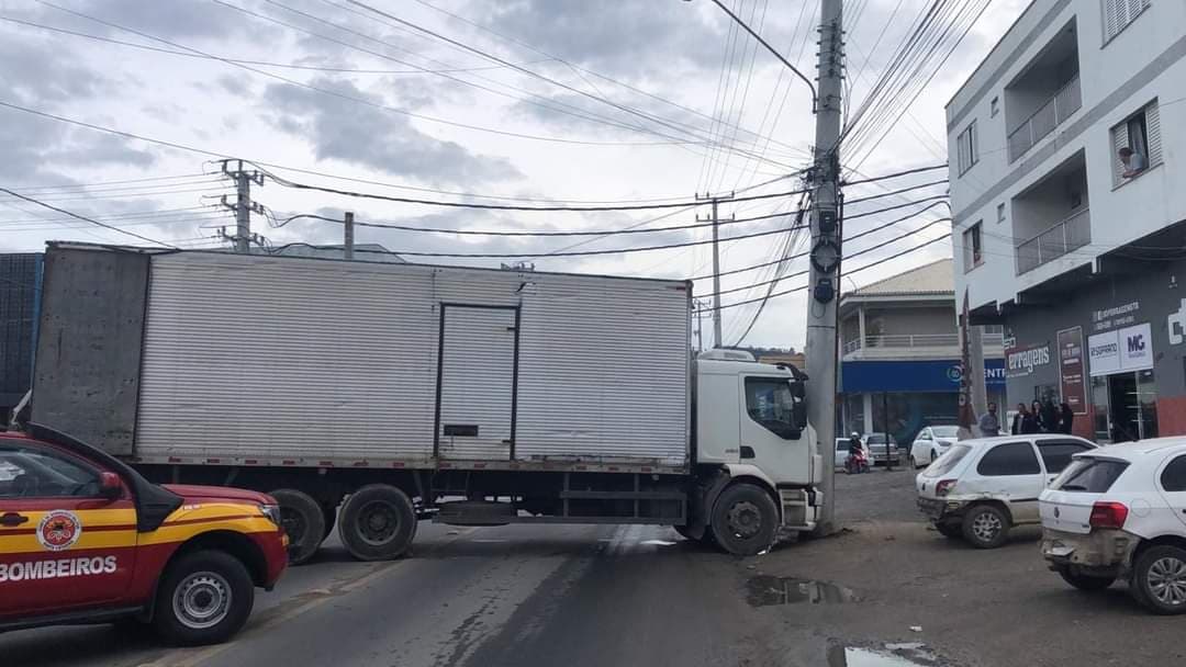Caminhoneiro esquece de puxar freio de mão e morre esmagado pelo  veículo