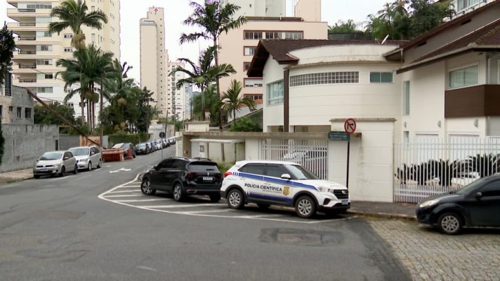 Ladrões torturam e arrancam dedo de mulher dentro da própria casa