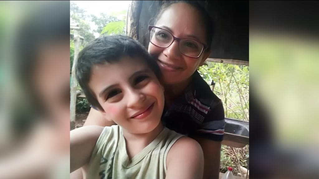 Menino de 10 anos salva mãe que estava sendo eletrocutada enquanto limpava casa
