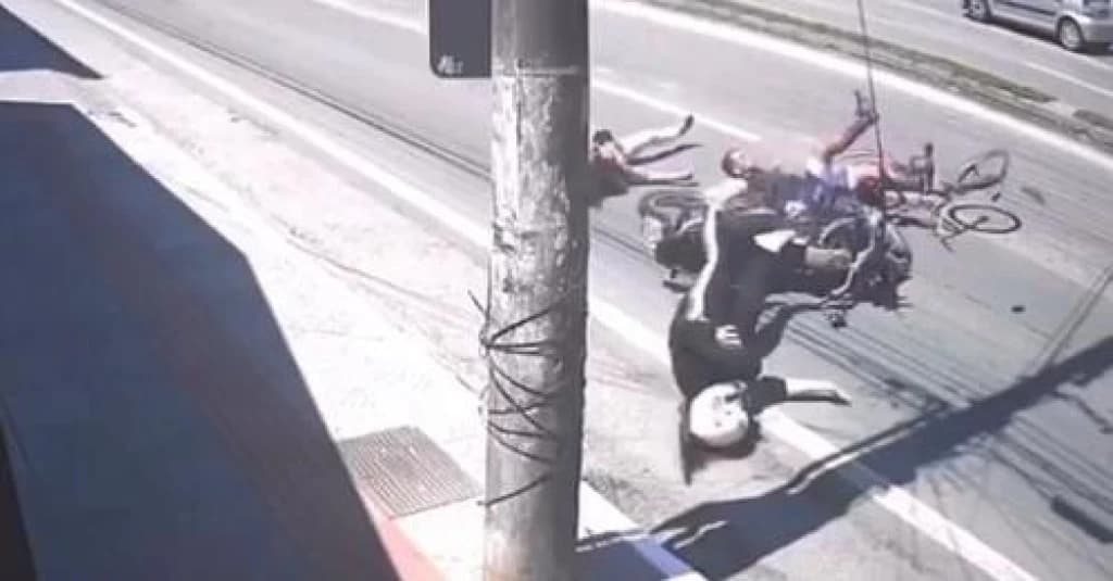 Vídeo: Ciclista corta a frente de moto e mulher morre após colisão, em Itajaí