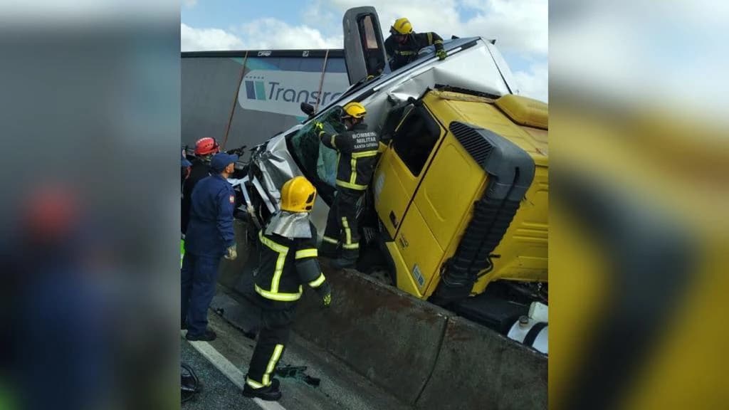 VÍDEO: Carreta prensa carros e deixa mortos na BR-101, em Araquari