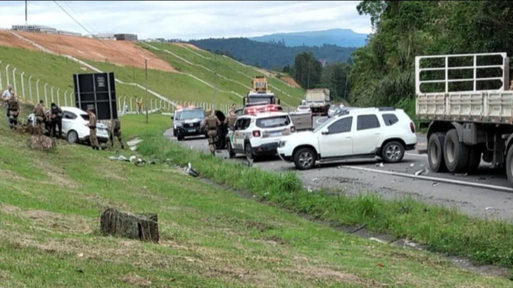 Assalto e fuga: Colisão entre carro e carreta mata jovem na BR-470