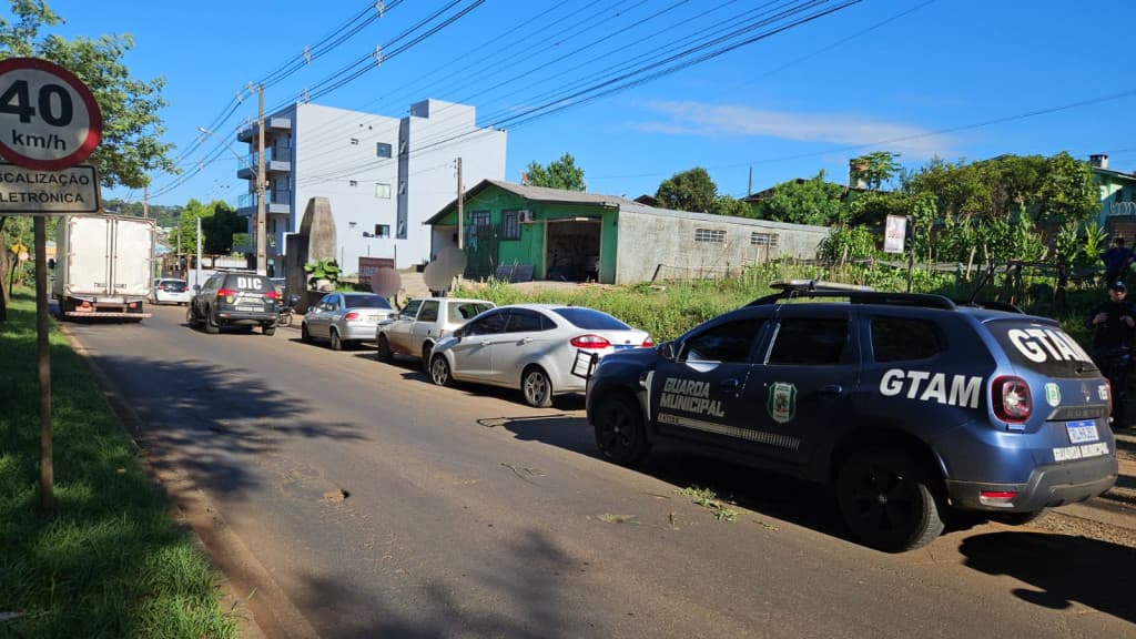 Mulher é encontrada morta dentro de veículo estacionado em rua
