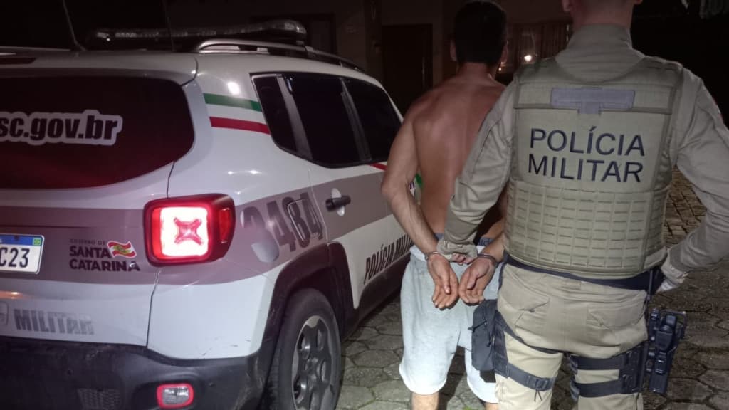 Homem soca e morde irmã em São João Batista ao ter carona negada