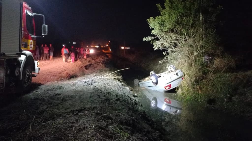 Homem abandona filho e esposa em carro submerso em SC