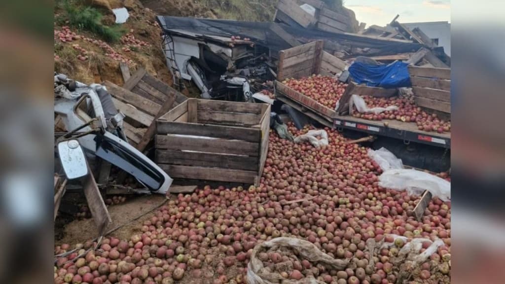 Motorista morre após cabine do caminhão ser esmagada por carga de maça, na SC-114