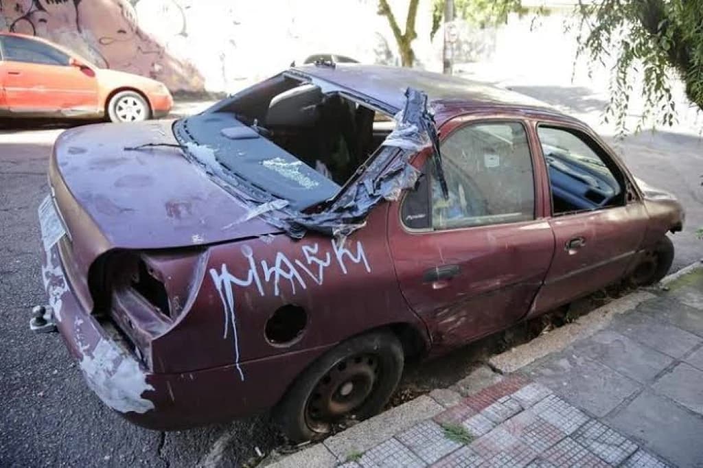 TIJUCAS – Carros abandonados nas ruas serão recolhidos, alerta Ditran