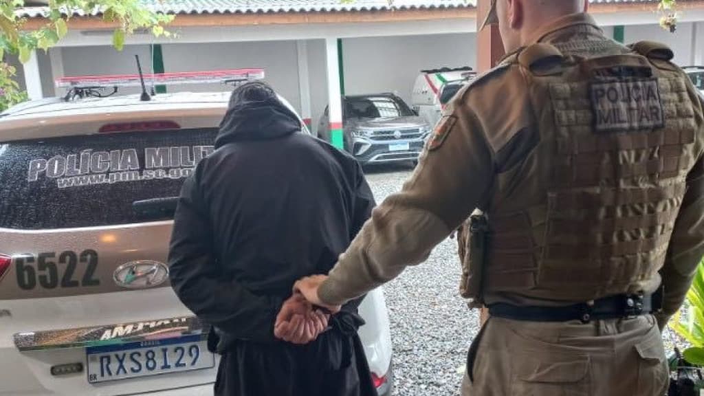 Foragido cansa da “vida de aventuras” bate à porta da polícia e pede para ser preso em Itapema