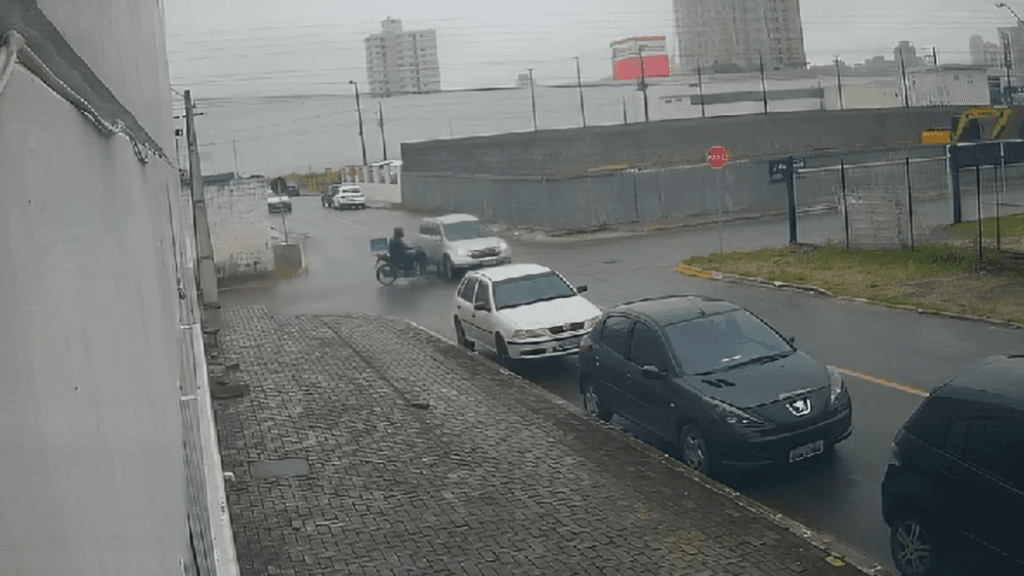 Motorista bate em moto e foge sem prestar socorro, em Itapema