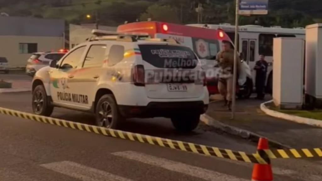 Menino de 11 anos morre atropelado por ônibus na saída da escola, em Criciúma