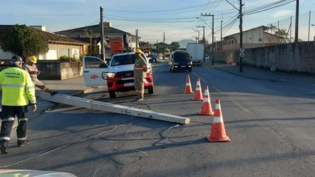 Carreta arranca poste em Joinville e deixa região em luz