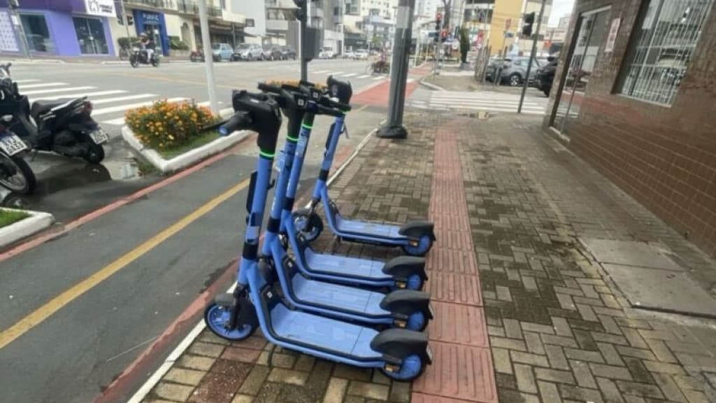 Patinetes em calçadas serão recolhidos em Balneário Camboriú