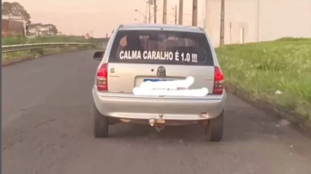 Motorista chama atenção com adesivo bem-humorado e desbocado no carro