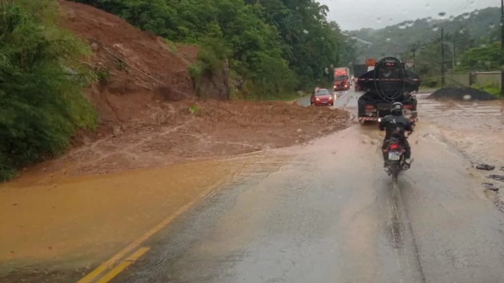 Trânsito na rodovia SC-108 sofre mudança após deslizamento de terra