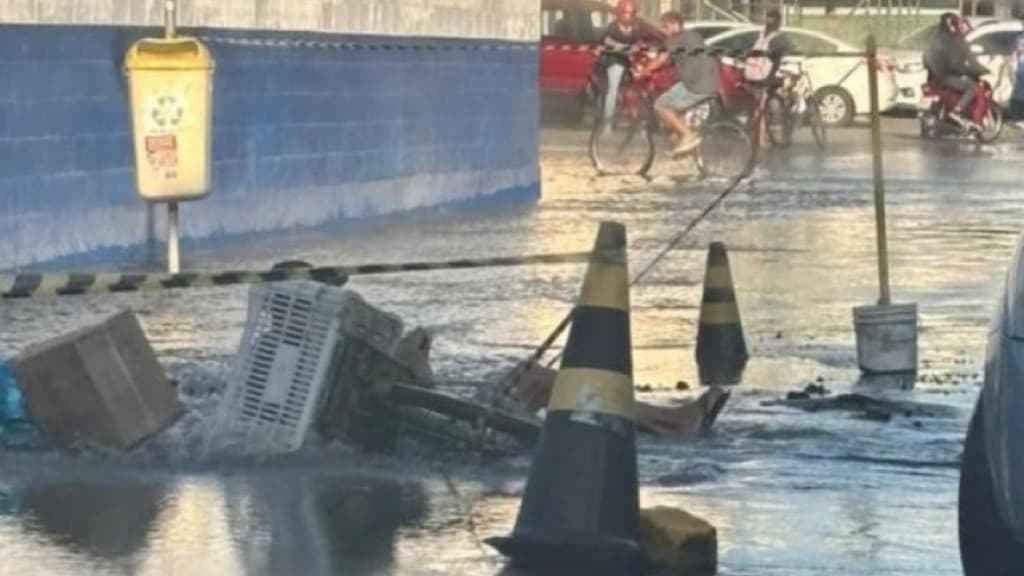 SUSTO: Ciclista cai em cratera causada por vazamento de água em Itajaí