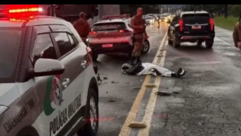VÍDEO – Motociclista tem a frente cortada e morre após colisão