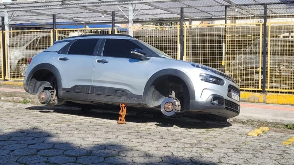 Genro vai visitar sogra e tem quatro pneus de carro furtados em SC