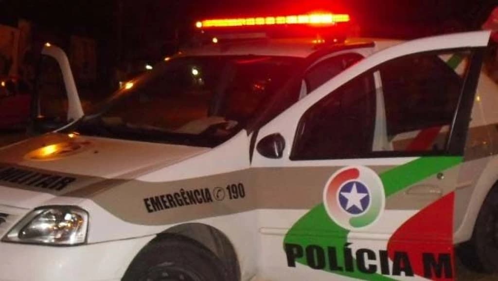 Ao atender ocorrência de perturbação, policial é espancado por pai e filhos