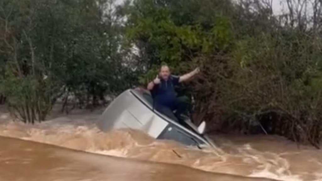 Homem é resgatado após 12h pendurado em carro no Rio Grande do Sul