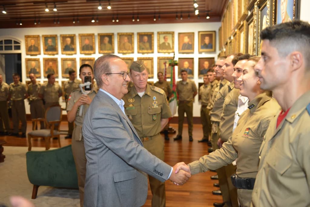Governador visita Comando-Geral da PMSC e conhece ações da Operação Veraneio