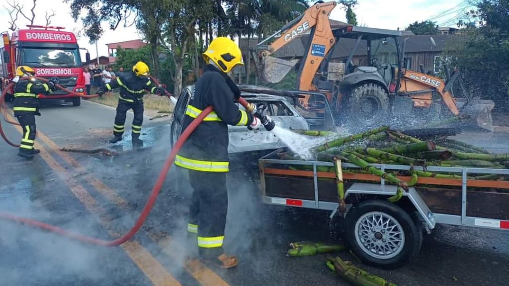 Carro em chamas após acidente mata uma pessoa e deixa crianças feridas na SC-414