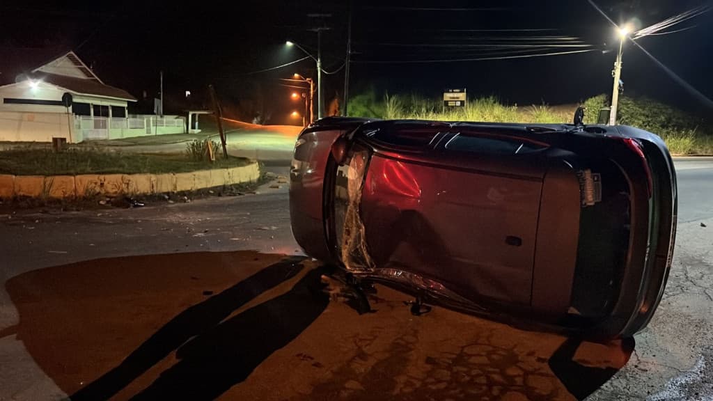 PM flagra carro capotado e “recheado” de cheques em Canelinha