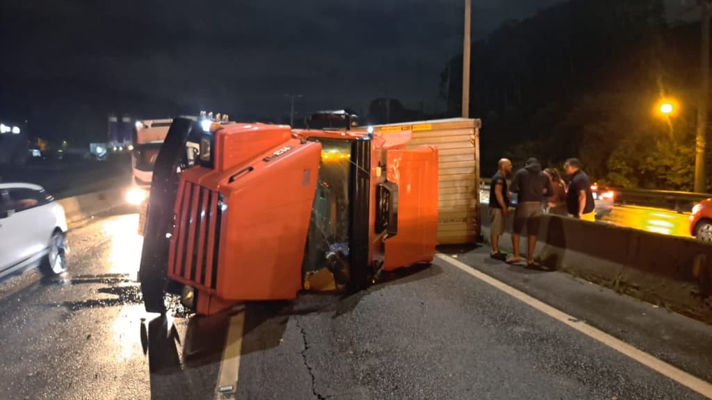 Motorista perde controle e tomba com carreta na BR-101