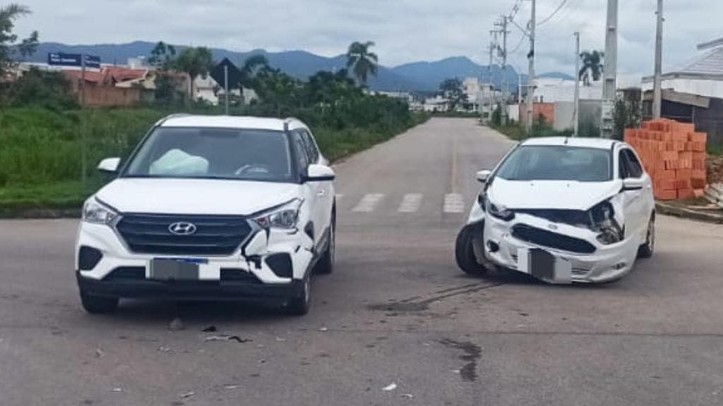 Criança fica ferida após colisão entre dois carros em Tijucas