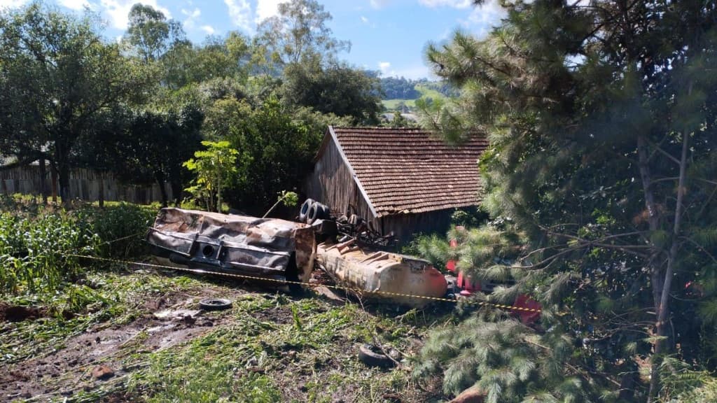 Homem morre após capotamento de carreta na SC-116