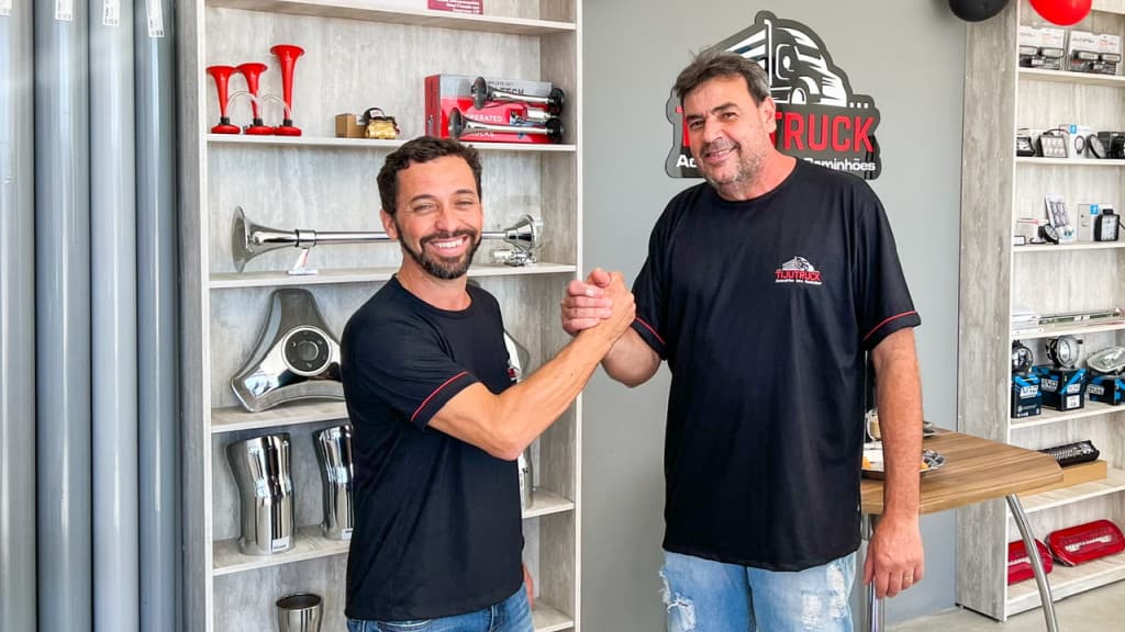 Trabalhador de Tijucas realiza sonho e inaugura loja de acessórios para caminhões