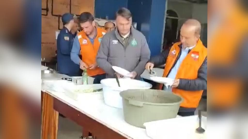 Bolsonaro almoça com bombeiros que atuam na enchente em Rio do Sul