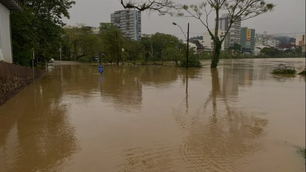 Inundações em Blumenau: Rio Itajaí-Açu atinge 8,78 metros e preocupa