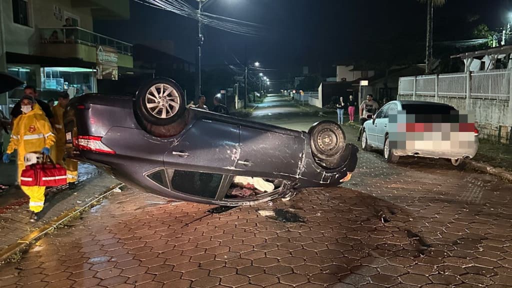 Carro capota em Bombinhas e motorista vai parar no hospital