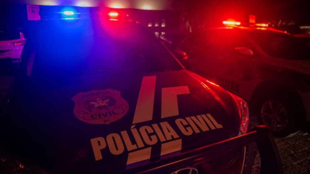 CRUELDADE: Marido furioso ateia fogo na esposa viva com combustível em SC