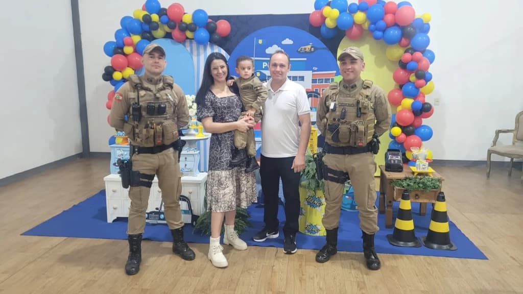 Policiais surpreendem menino fã da PM em festa de aniversário em SC