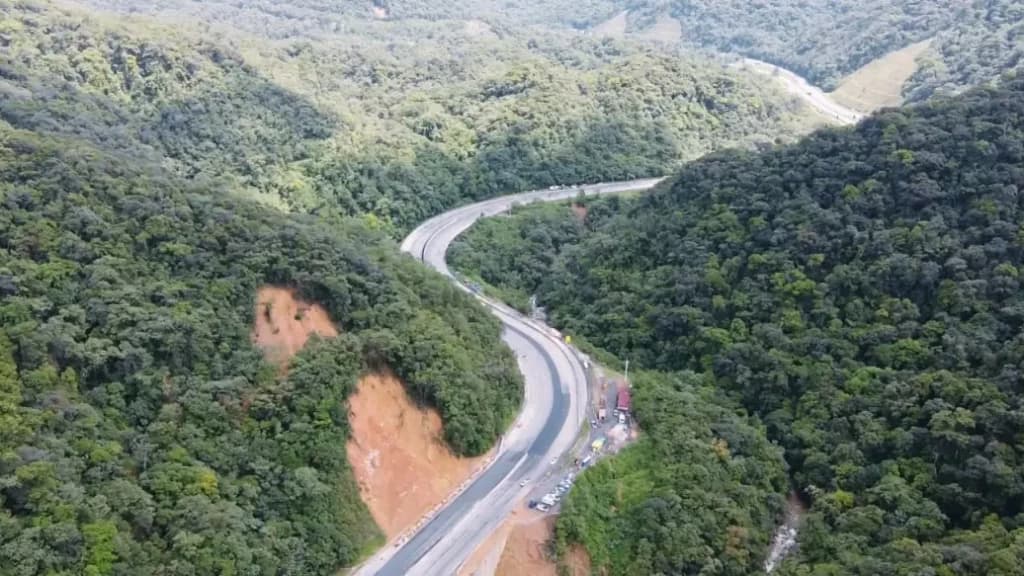 Após bloqueio por deslizamento de terra, BR-376 está liberada