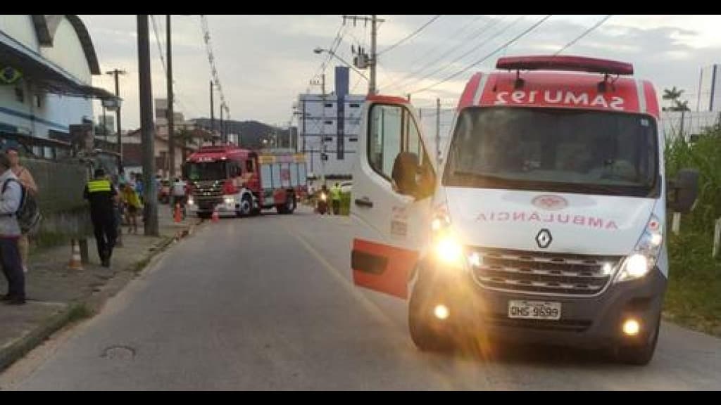 Motociclista morre após colisão com caminhão em Brusque