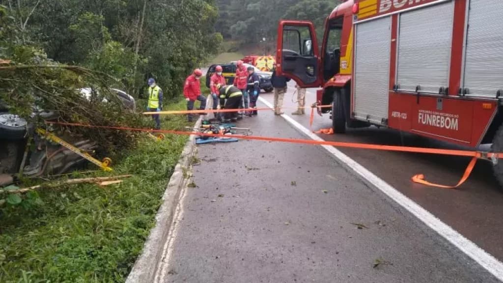 Motorista de carro morre após sair da pista e bater em árvore na BR-280
