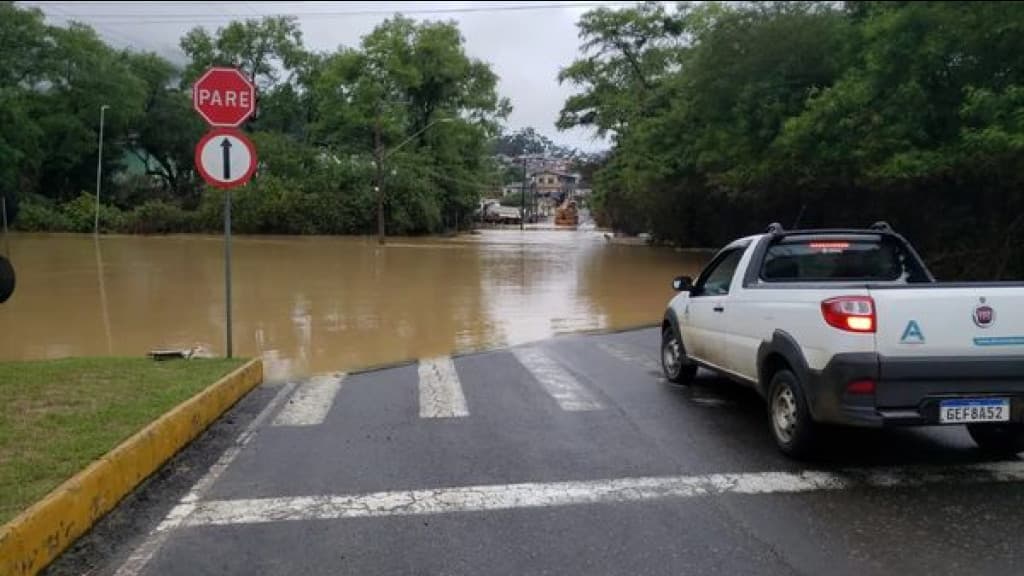 Rio Itajaí-Açu sai da calha e alaga ruas de  Rio do Sul neste domingo