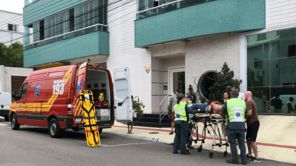 Homem é atingido por barril de chopp em prédio de Balneário Camboriú