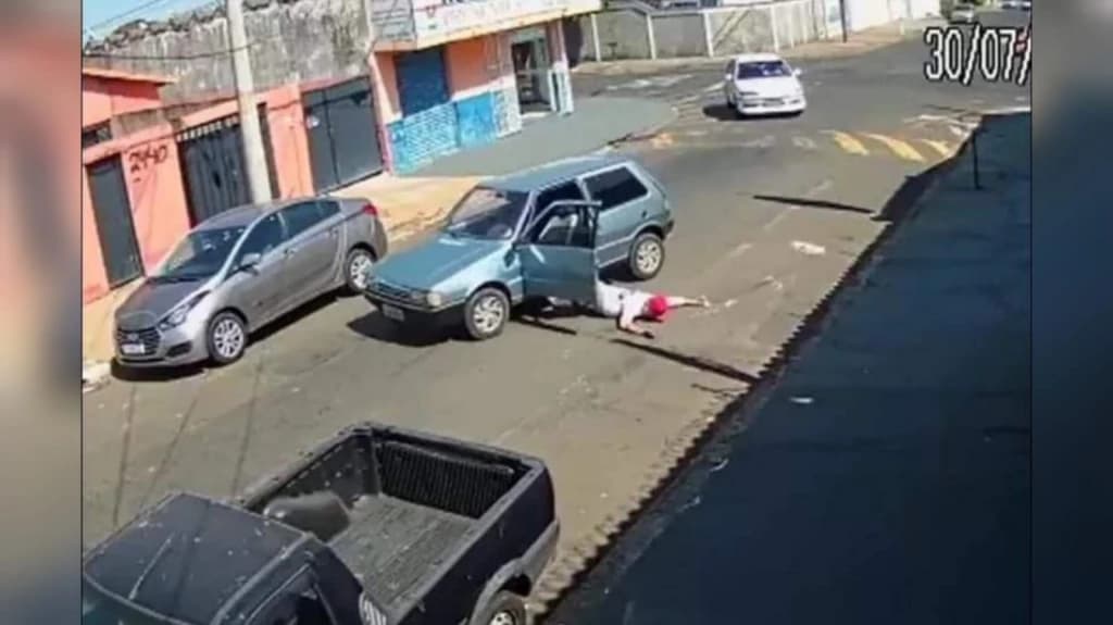 Motorista cai do próprio carro em movimento