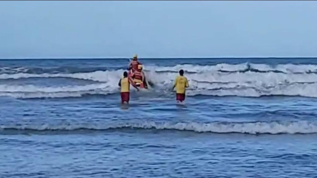 Adolescente de 14 anos desaparece após se afogar no mar, em Itapema