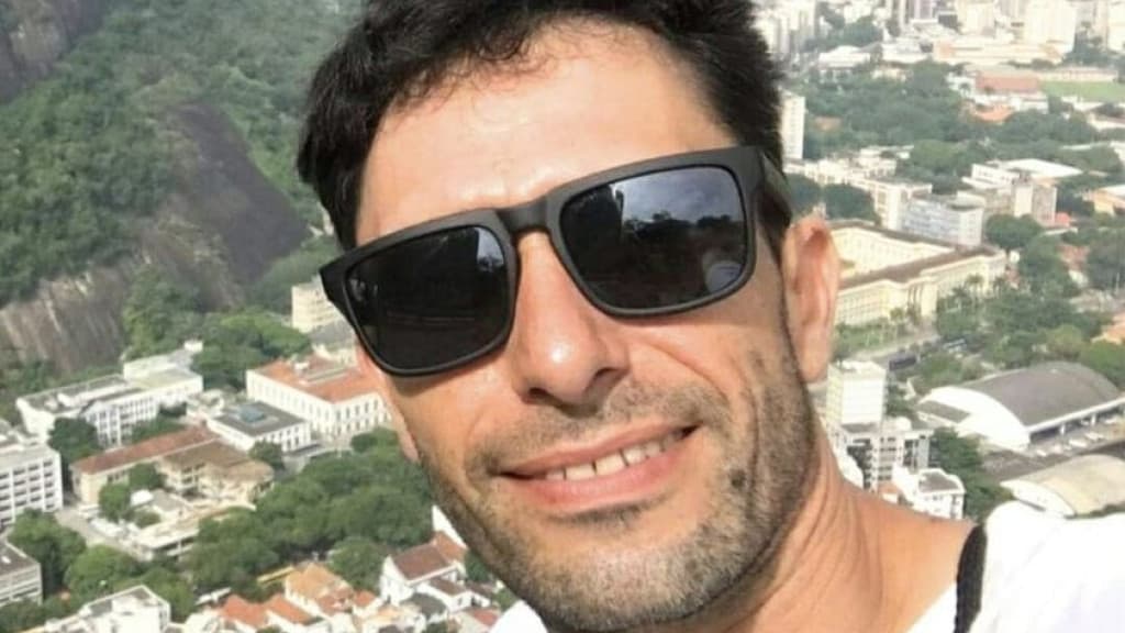 Motociclista morre após ser atropelado por carro