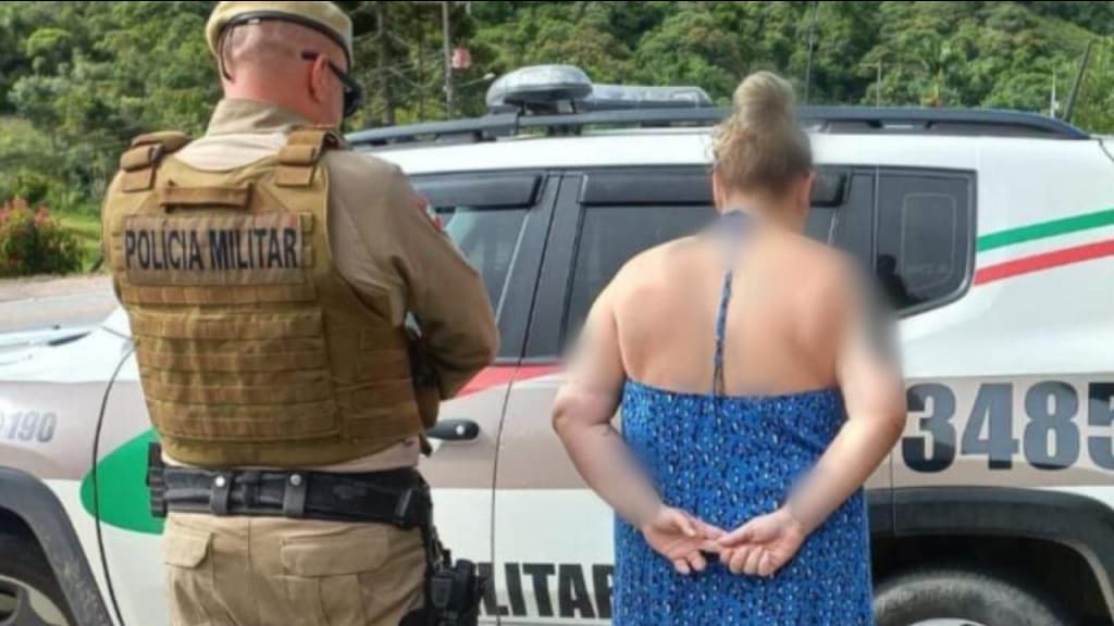 Mulher com mandado de prisão em aberto é presa na SC-410, em Nova Trento