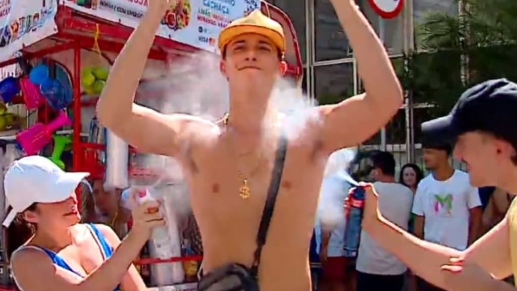 Jovens empreendedores faturam com “cheiro de asa” no Carnaval de Florianópolis