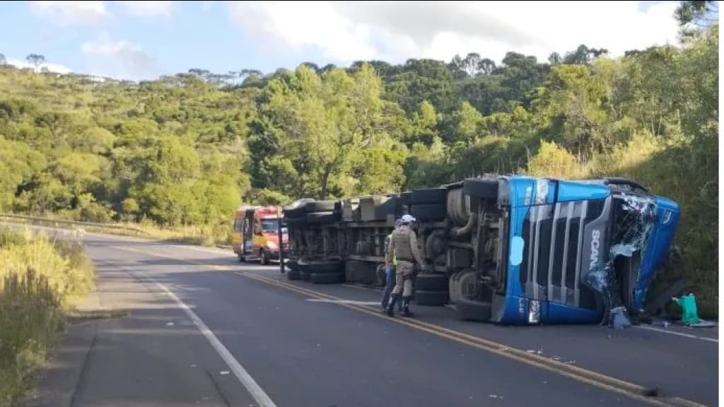 Caminhão carregado de maçãs tomba após acidente na SC-114