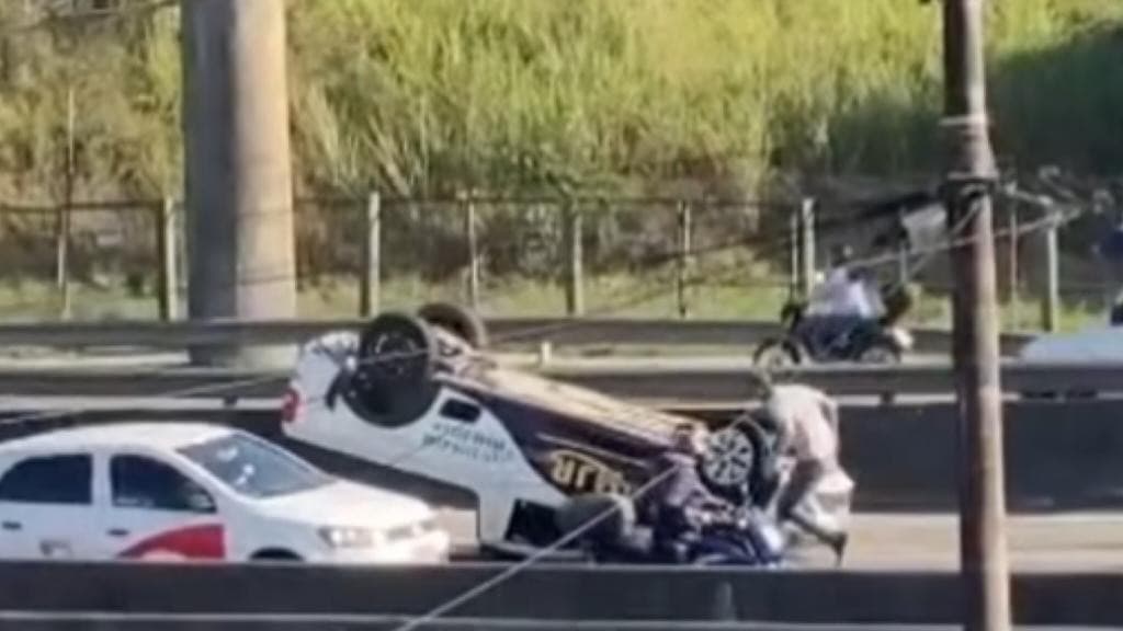 Carro capota após colisão com carreta na BR-101, em Itajaí
