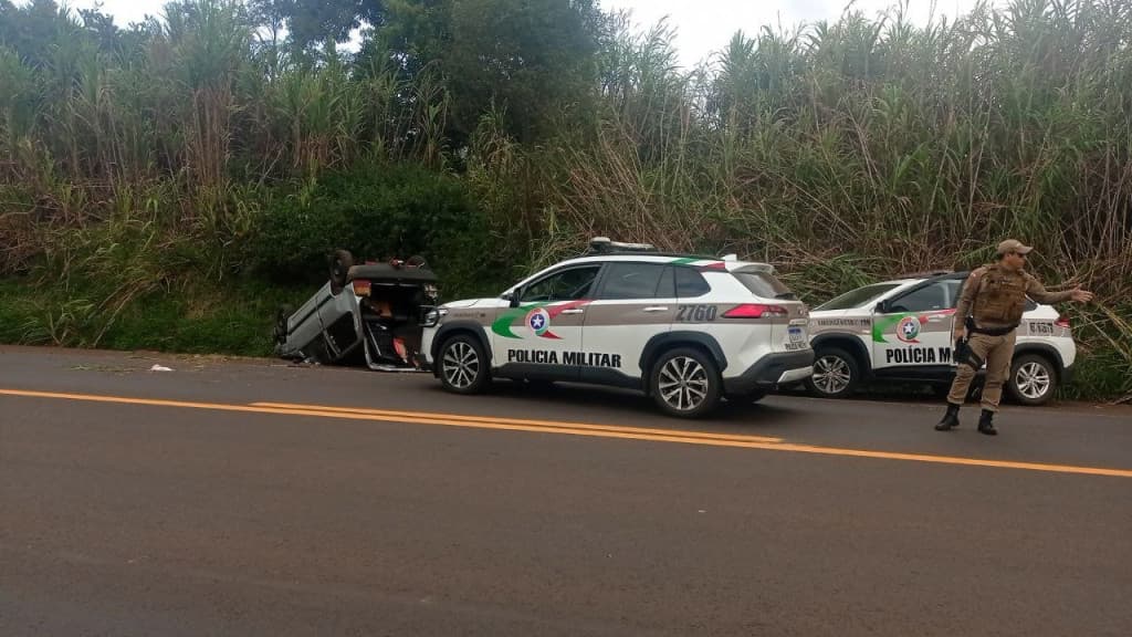 Dupla é presa após tentativa de escapar da polícia e capotar carro roubado na BR-282 em SC