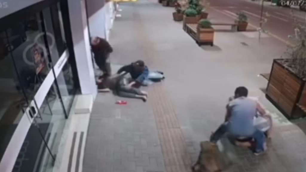 Homem leva chute na cabeça e fica desacordado durante briga entre moradores de rua