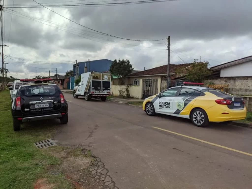 Adolescente esconde gravidez, dá à luz e coloca bebê em guarda-roupa